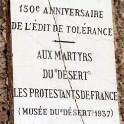 Plaque complémentaire apposée 50 ans plus tard pour célébrer les martyrs du Désert.