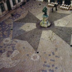 Pavage de la place de l’Hôtel de ville de La Rochelle (17) : Croix huguenote