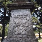 Base du monument de la Pierre Plantée (Tarn).