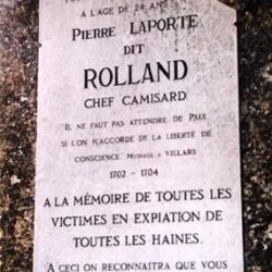 Plaque à la mémoire du chef camisard Pierre Laporte dit Rolland.