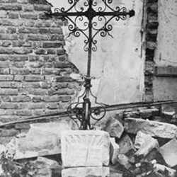 Bible de pierre et croix de l'ancien temple de Rouen (76) détruit en 1914