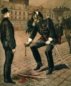 Dreyfus est dégradé dans la cour de l'École Militaire