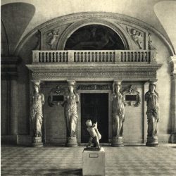 Paris, salle des Cariatides du Louvre, sculptures de Jean Goujon