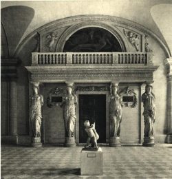 Paris, salle des Cariatides du Louvre, sculptures de Jean Goujon