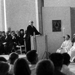 Le pasteur Boegner prêchant dans l’Eglise de Taizé