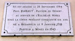 Plaque rappelant le souvenir du pasteur du Désert Paul Rabaut (1718-1794) à Nîmes (Gard).