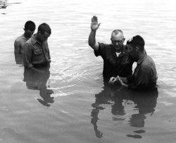 Baptême de soldats dans une rivière.