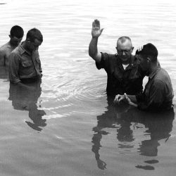 Baptême de soldats dans une rivière.
