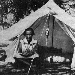 Marguerite Walther sous la tente