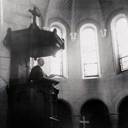 Pasteur Marc Boegner prêchant dans le temple de Passy-Annonciation, Paris