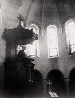 Pasteur Marc Boegner prêchant dans le temple de Passy-Annonciation, Paris