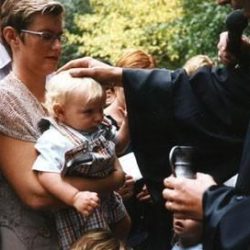 Baptême lors d’un culte du Musée du Désert