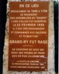 Plaque commémorant l’assemblée du Désert au Grand-Ry (Deux-Sèvres) surprise par les dragons en 1688.