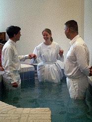 Baptême par immersion dans une église baptiste.