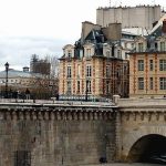 La Place Dauphine, la statue d’Henri IV et le Pont Neuf (Paris)