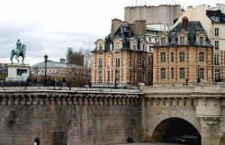 La Place Dauphine, la statue d'Henri IV et le Pont Neuf (Paris)