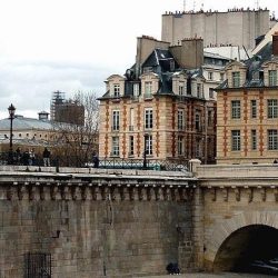 La Place Dauphine, la statue d’Henri IV et le Pont Neuf (Paris)