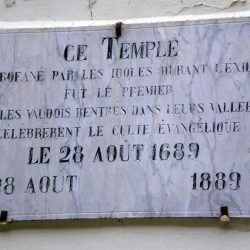 Inscription sur l’ancien temple de Prali Val Germanisca, transformé en musée