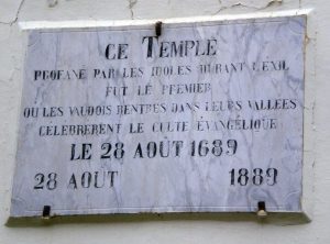 Inscription sur l'ancien temple de Prali, Val Germanasca, transformé en musée