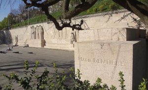 Inscription du nom de Marie Dentière sur le Mur des Réformateurs à Genève,