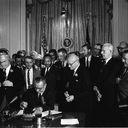 Signature du Civil Rights Act par Lyndon Baines Johnson le 2 juillet 1964