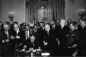 Signature du Civil Rights Act par Lyndon Baines Johnson le 2 juillet 1964