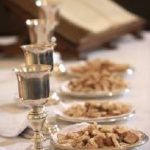 Cène sur la table de communion : le vin dans les coupes et le pain