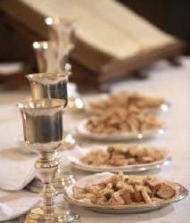 Cène sur la table de communion : le vin dans les coupes et le pain