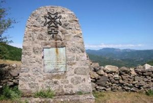 Stèle au col de Mouzoulès