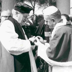 Pape Paul VI et l’archevêque de Cantorbery Mickael Ramsey (1966)