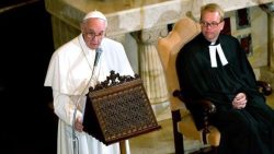 Une étape de la progression des débats, le Pape François accueilli par le pasteur Jens-Martin Kruse dans l'église luthérienne de Rome
