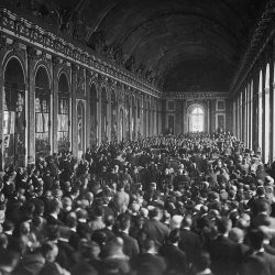 1200px-Treaty_of_Versailles_Signing,_Hall_of_Mirrors