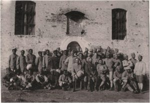 Aumôniers et soldats malgaches et tahitiens (1917)