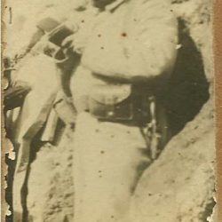 6 – Soldat lisant dans une tranchée 1915 (coll privée)