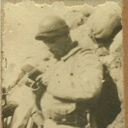 6-Soldat-lisant-dans-une-tranchée-1915-coll-privée