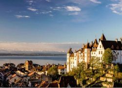 Neuchâtel, vue sur le château, la vieille ville et le lac (Suisse)