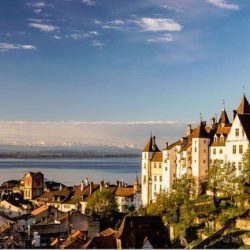 Neuchâtel, vue sur le château, la vieille ville et le lac