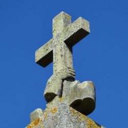 <i>Symbole tenir la croix au faîte du temple réformé de Paimpol</>