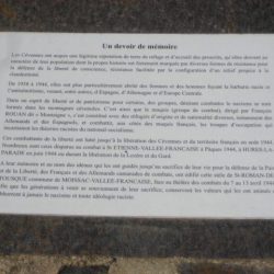 <i>Plaque en mémoire à la résistance durant la guerre 1939-1945 – Corniche des Cévennes</i>