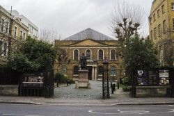 Portes d'entrée de la Chapelle Wesley à Londres (City Road Chapel)